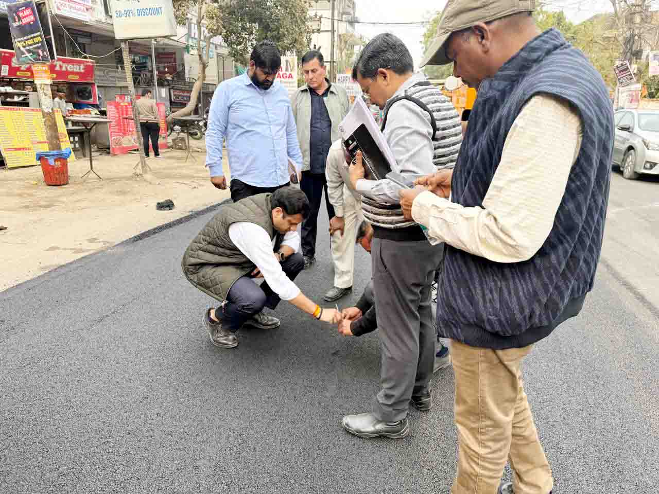 वायरल फोटो : वसुंधरा जोन में गेज लेकर सड़क की थिकनेस की जांच करते नगर आयुक्त विक्रमादित्य सिंह मलिक