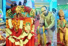 कीर्तन की है रात बाबा आज थाने आनो है मोर छड़ी भजन पर झूमे श्रृद्धांलु