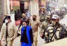 चुनाव को लेकर बीएसएफ व पुलिस ने मसूरी-डासना में निकाला फ्लैग मार्च