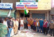 गाजियाबाद केमिस्ट एसोसिएशन ने ध्वजारोहण कर, शहीदों को किया याद