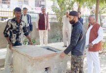 पार्क की सौंदर्यता संवारने, खराब समर्सिबल को पार्षद ने किया ठीक