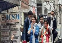 प्रियंका गांधी का रोड शो, खोड़ा कॉलोनी में जनसंपर्क किया