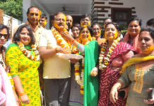 भाजपा की शानदार जीत से मेयर दंपति उत्साहित, खेली होली, बजवाए ढोल