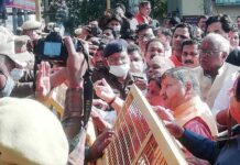 मतगणना केंद्र पर मेयर व सांसद को जाने से रोका, धरने पर बैठी