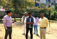 उद्यान प्रभारी ने पार्षद संग किया पार्कों का निरीक्षण, व्यवस्थाओं को देखा
