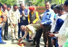 पार्षद निधि से मनोज गोयल ने सेक्टर 1 में कराया बॉथरूम का निर्माण