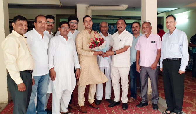 congratulates-Leftinand