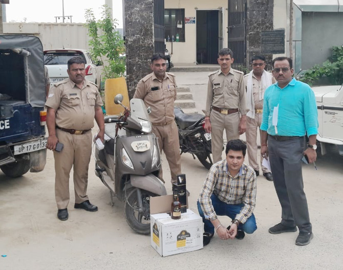 delhi-liquer-man-arested (2)