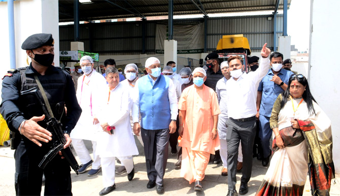 nagar-nigam-yogi-garbaje-inspection-2
