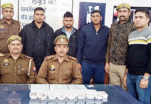 ट्रेन में सफर कर रहे यात्रियों के सामानों की करते थे चोरी