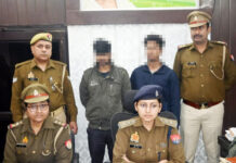 ऑटो में सवारियों को बैठाकर चाकू की नोक पर करते थे लूटपाट