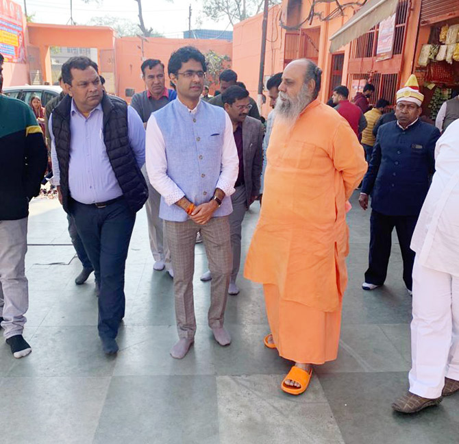 nagar-ayukut-inspection-dudheswarnath-mandir (2)