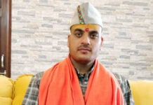 केदारनाथ में बढ़ती भीड़ के बीच श्री केदार सभा अध्यक्ष की सुरक्षा का मुद्दा गरमाया-सुरक्षा बढ़ाने की उठी मांग