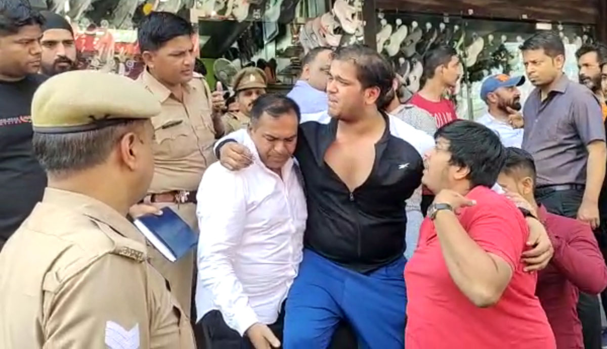 shoes-shop-keepar-pitai