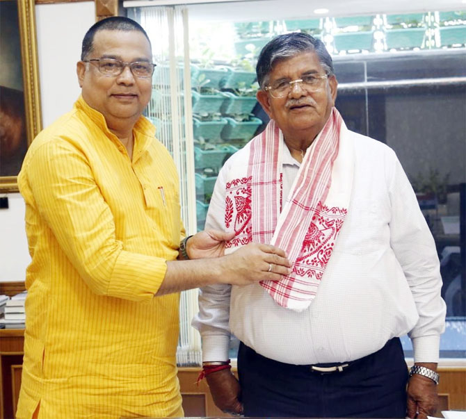 tarun-mishra-met-asham-governer-gulab-chand-katariya