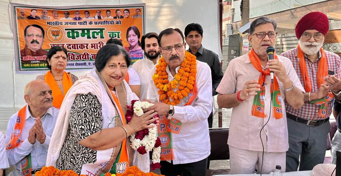 bjp-candidate-sunita-dayal-meeting (1)