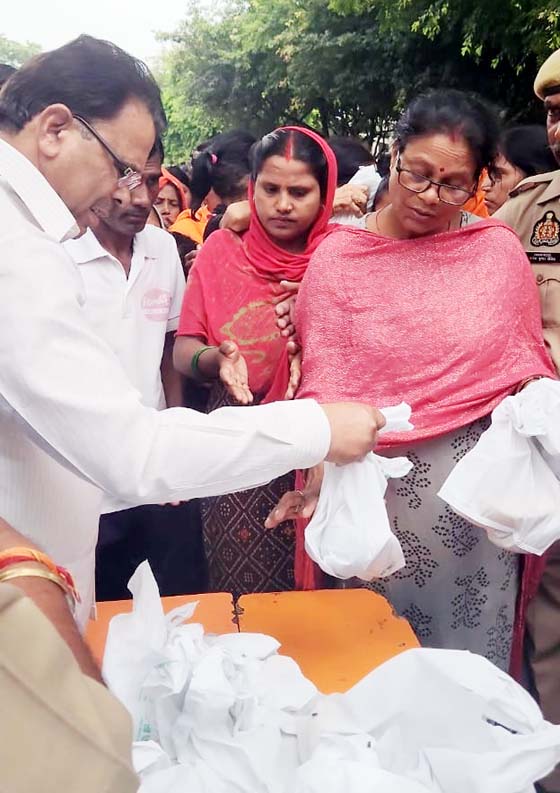 Minister-narendra-kashyap-met-flood-victime (2)