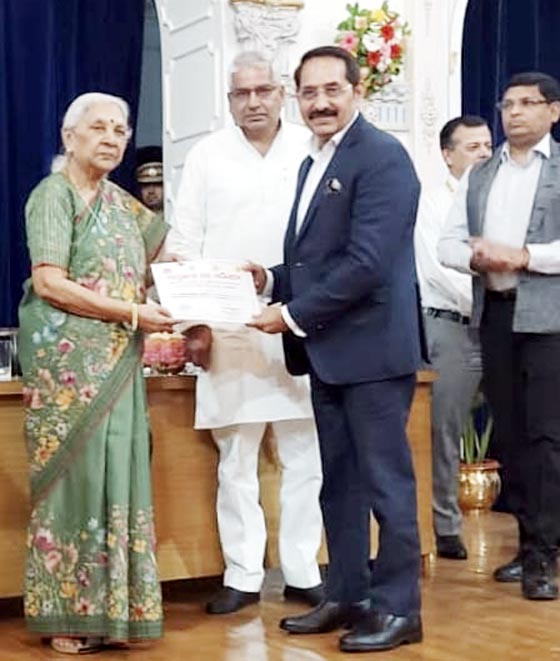 Anandiben-Patel- honored-Dr.-PN- Arora (1)