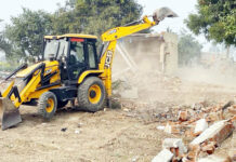 यमुना प्राधिकरण ने अवैध कॉलोनियों पर चलाया बुल्डोजर