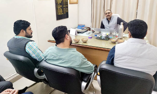 excise-officer-meeting-banquet-hall-owner (2)