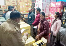 आबकारी अधिकारी ने किया बीआईओ और एफएल 2 का निरीक्षण