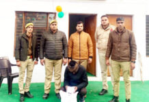 शराबबंदी के दिन परचून की दुकान और सब्जी बेचने की आड़ में बेच रहे थे शराब, दो गिरफ्तार