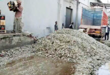 दो करोड़ की एक्सपायरी बीयर को आबकारी विभाग ने रोड रोलर चलाकर किया नष्ट