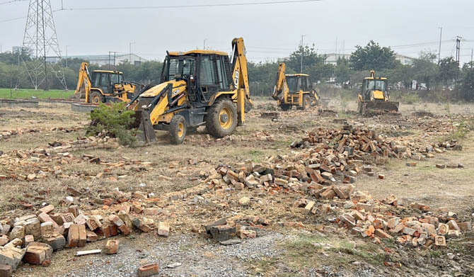 greter-noida-Bulldozer-fired (1)