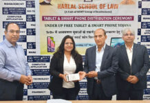 एचआईएमटी के छात्र-छात्राओं को मिले स्मार्टफोन