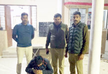 दुकान बंद होने के बाद चोरी छिपे बेच रहा था यूपी की शराब, गिरफ्तार