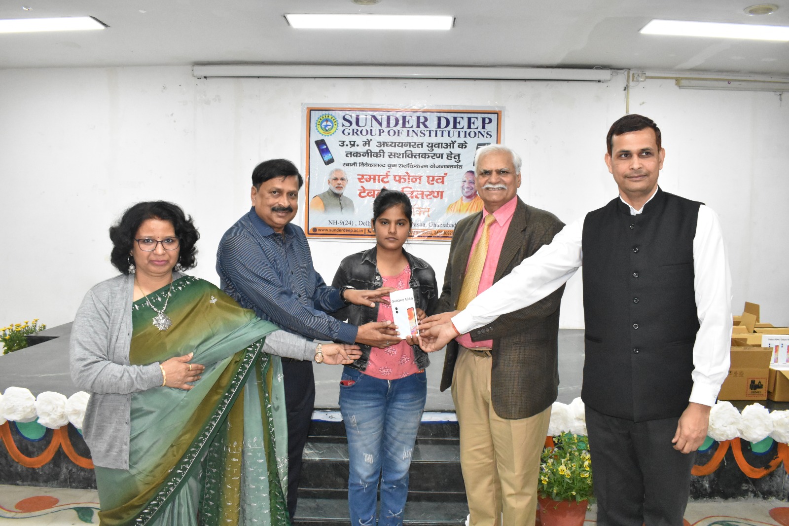 sunder-deep-smart-phone-distibute (1)