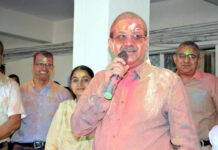 यमुना प्राधिकरण में अधिकारियों और कर्मचारियों ने खेली होली CEO डॉ. अरुणवीर सिंह ने अबीर और गुलाल लगाकर सभी को दी शुभकामनाएं