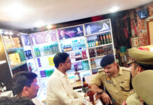 आबकारी और पुलिस टीम ने शराब की दुकानों में की जांच, विक्रेताओं में मचा हड़कंप