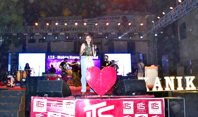 आईटीएस मोहननगर के 18 वे वार्षिकोत्सव नवतरंग में लोकप्रिय गायिका कनिका कपूर के गानों ने मचाई धूम