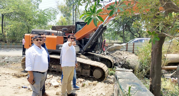 nagar-ayukut-inspection-drains-cleaing (3)