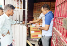 शराब की दुकानों में आबकारी विभाग की छापेमारी से शराब विक्रेताओं में मचा हड़कंप