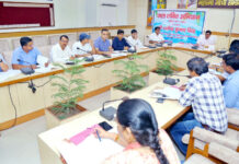 डीएम ने सड़क सुरक्षा समिति की बैठक में जताई नाराजगी