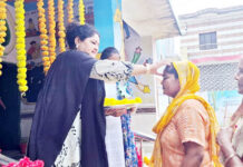 प्राथमिक विद्यालय खुर्रमपुर प्रथम में शिक्षक अभिभावक गोष्ठी में तिलक लगाकर अभिभावकों का हुआ अभिनंदन