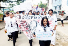 लेडी डॉक्टर रेप मर्डर के खिलाफ मॉडर्न कॉलेज ऑफ लॉ की छात्राओं ने काली पट्टी बांधकर निकाली रैली