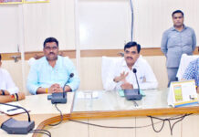 पाइपलाइन मार्ग पर नहीं डलेगा कूड़ा जल्द होगा जमीन स्थानांतरण: जिलाधिकारी