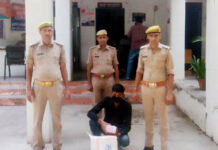 रात के अंधेरे में होटल के पास खड़ा होकर बेच रहा था यूपी की शराब, गिरफ्तार