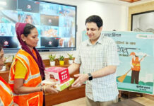 महिला सफाई मित्रों ने नगर आयुक्त को बांधी राखी, लिया सुरक्षा का वायदा