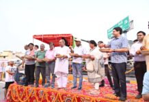 कांवड़ियों की सेवा में जुटे नगर आयुक्त विक्रमादित्य सिंह मलिक, रात में कांवड़ यात्रा मार्ग का निरीक्षण और दिन में कांवड़ियों पर करते हैं फूलों की वर्षा