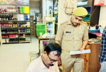आबकारी अधिकारी ने शराब की दुकानों का किया औचक निरीक्षण, विक्रेताओं में मचा हड़कंप