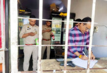 तस्करों के साथ शराब विक्रेताओं की हरकतों पर आबकारी विभाग की नजर, दुकानों पर मारा छापा