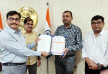 सराहनीय सेवा के लिए डीएम ने सिविल डिफेंस 6 वार्डन को किया सम्मानित