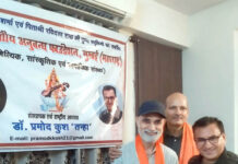 काव्य संध्या में कवियों ने अपनी रचनाओं से सबका मन मोहा