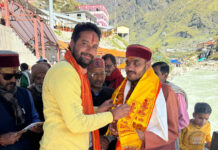 श्री केदार सभा के अध्यक्ष पं राजकुमार तिवारी ने परिवार संग किए भगवान बदरी विशाल के दर्शन