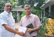 कौशांबी और वैशाली में बंद पड़ी लाइट को ठीक कराने के लिए पूर्व पार्षद ने सौंपा शिकायती पत्र