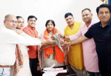 इंदिरापुरम कॉलोनी हस्तांतरण होने पर पार्षदों ने महापौर का किया स्वागत